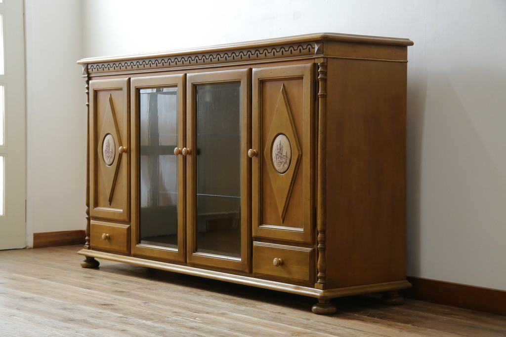 中古　美品　カリモク家具(karimoku)　可愛い脚と陶板がアクセントのアンティーク調カントリーキャビネット(サイドボード、サイドキャビネット、収納棚、戸棚)(R-082615)