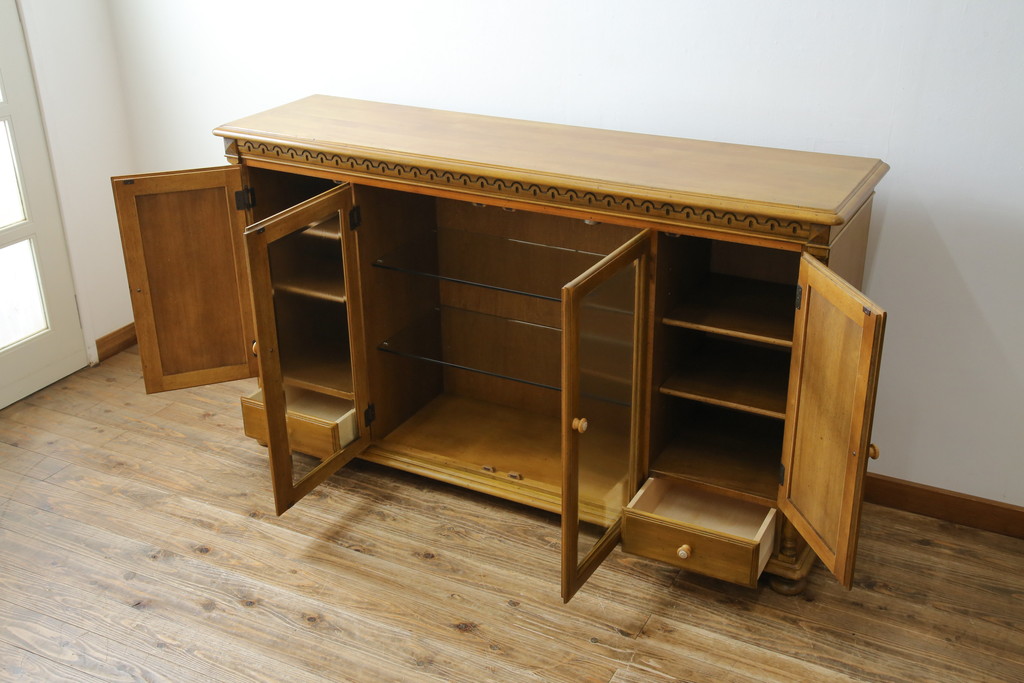中古　美品　カリモク家具(karimoku)　可愛い脚と陶板がアクセントのアンティーク調カントリーキャビネット(サイドボード、サイドキャビネット、収納棚、戸棚)(R-082615)