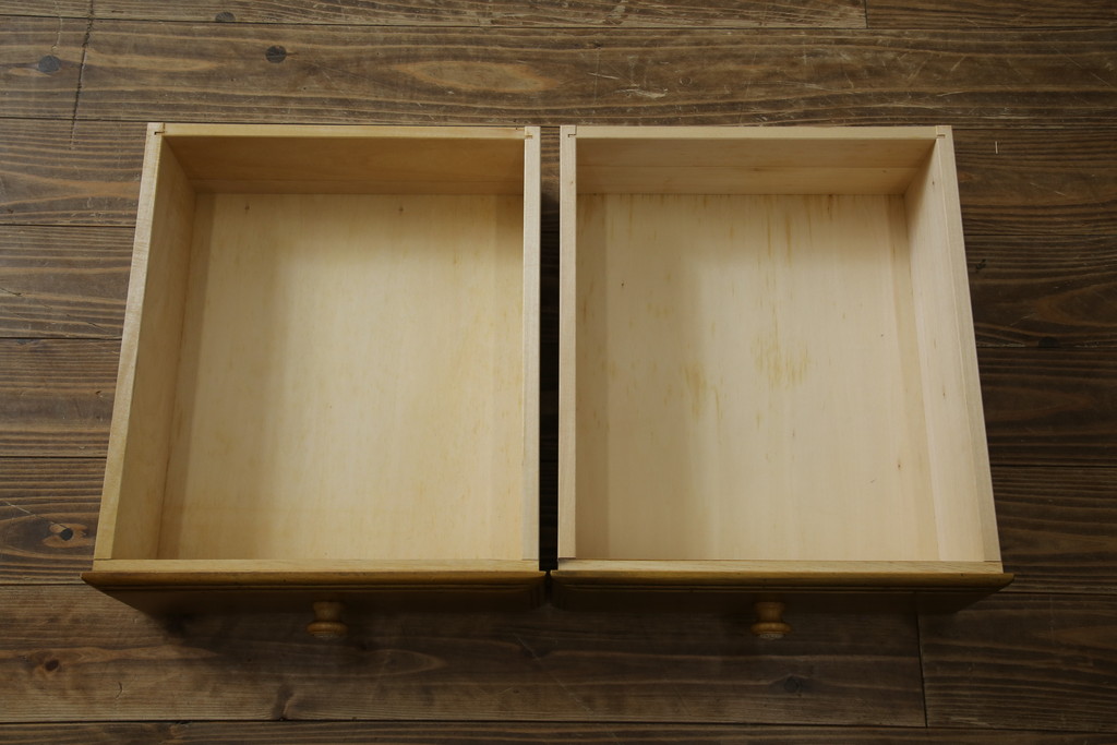 中古　美品　カリモク家具(karimoku)　可愛い脚と陶板がアクセントのアンティーク調カントリーキャビネット(サイドボード、サイドキャビネット、収納棚、戸棚)(R-082615)