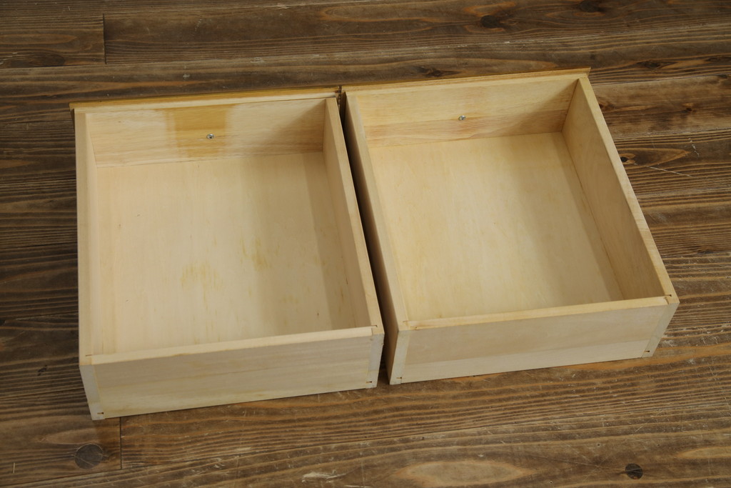 中古　美品　カリモク家具(karimoku)　可愛い脚と陶板がアクセントのアンティーク調カントリーキャビネット(サイドボード、サイドキャビネット、収納棚、戸棚)(R-082615)
