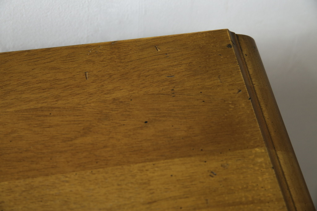 中古　美品　カリモク家具(karimoku)　可愛い脚と陶板がアクセントのアンティーク調カントリーキャビネット(サイドボード、サイドキャビネット、収納棚、戸棚)(R-082615)