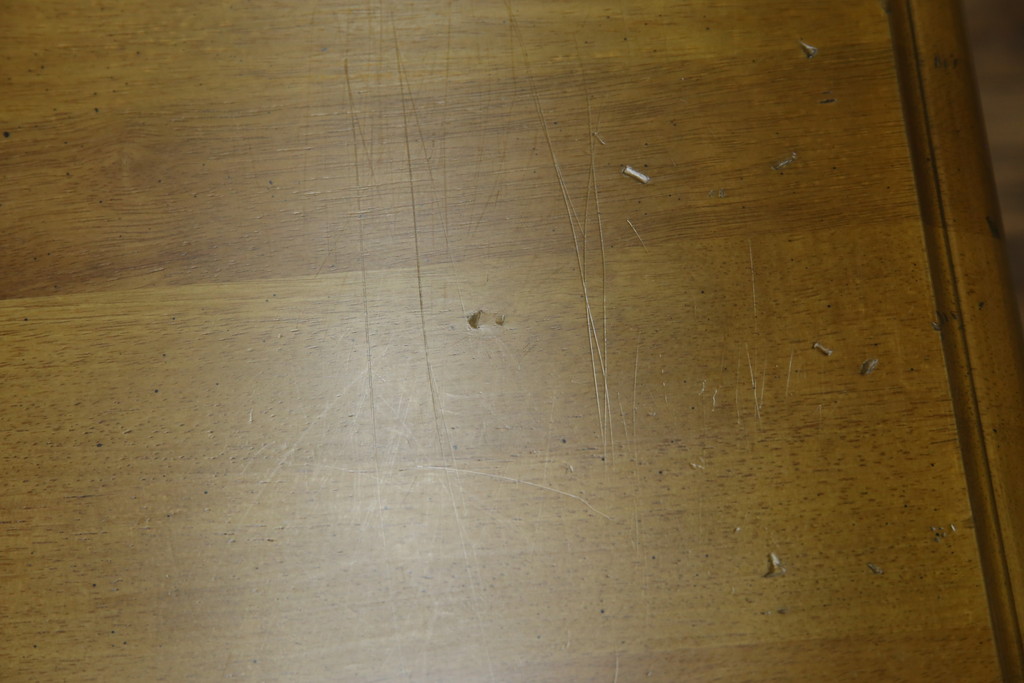 中古　美品　カリモク家具(karimoku)　可愛い脚と陶板がアクセントのアンティーク調カントリーキャビネット(サイドボード、サイドキャビネット、収納棚、戸棚)(R-082615)