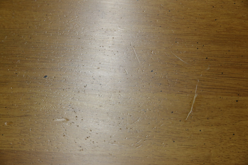 中古　美品　カリモク家具(karimoku)　可愛い脚と陶板がアクセントのアンティーク調カントリーキャビネット(サイドボード、サイドキャビネット、収納棚、戸棚)(R-082615)