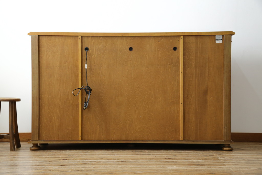 中古　美品　カリモク家具(karimoku)　可愛い脚と陶板がアクセントのアンティーク調カントリーキャビネット(サイドボード、サイドキャビネット、収納棚、戸棚)(R-082615)