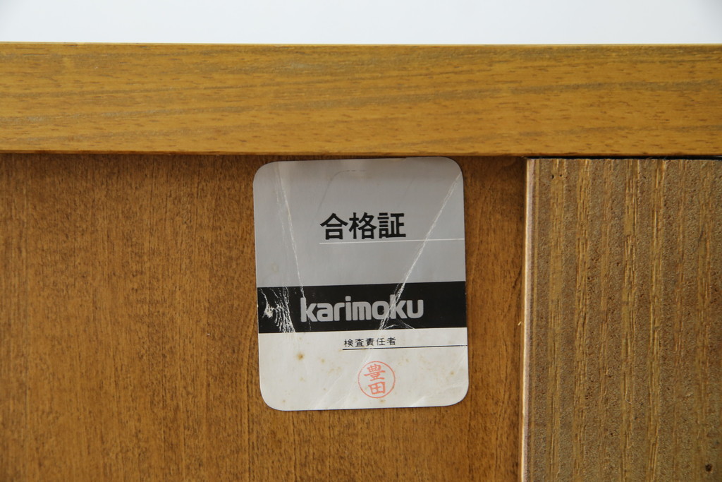 中古　美品　カリモク家具(karimoku)　可愛い脚と陶板がアクセントのアンティーク調カントリーキャビネット(サイドボード、サイドキャビネット、収納棚、戸棚)(R-082615)
