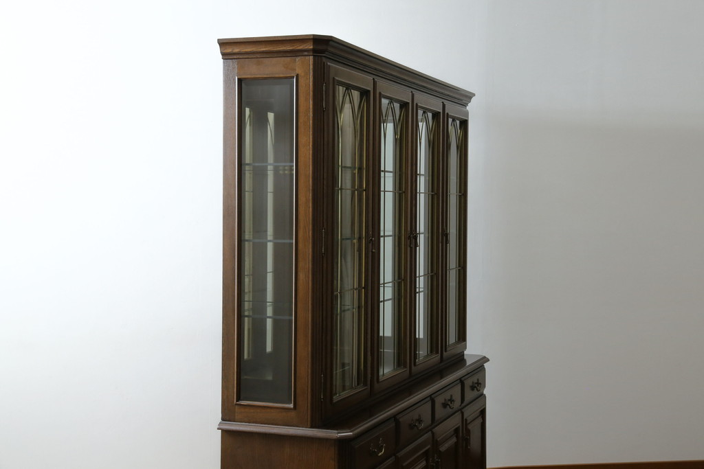 中古　美品　カリモク家具(karimoku)　希少な廃番品!!　domani(ドマーニ)　QUEENS　LIFE(クイーンズライフ)　迫力のあるフルサイズのエレガントなキャビネット(飾り棚、収納棚、戸棚、食器棚、カップボード、ガラスケース、ショーケース、コレクションケース、キュリオケース)(R-083109)
