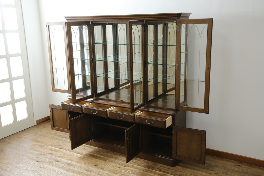 中古　美品　カリモク家具(karimoku)　希少な廃番品!!　domani(ドマーニ)　QUEENS　LIFE(クイーンズライフ)　迫力のあるフルサイズのエレガントなキャビネット(飾り棚、収納棚、戸棚、食器棚、カップボード、ガラスケース、ショーケース、コレクションケース、キュリオケース)(R-083109)