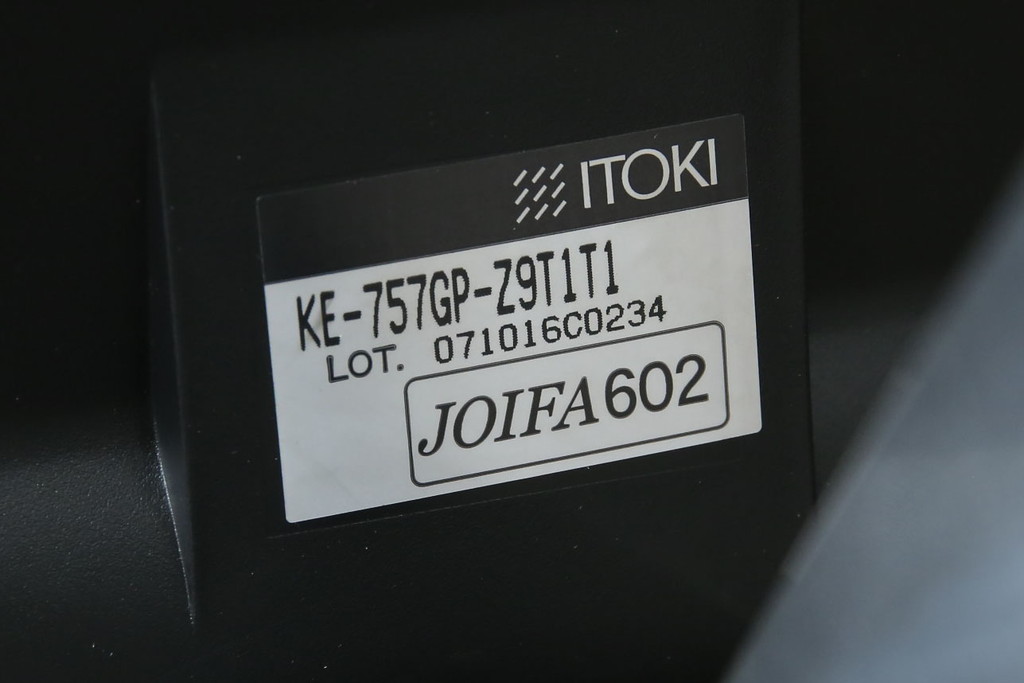 中古　イトーキ(ITOKI)　アルミミラー仕上げ　エラストマーバック　スピーナチェア(Spina)　高級感と快適性を兼ね備えたオフィスチェア(アームチェア、デスクチェア、回転チェア、椅子、イス)(定価約25万円)(R-084360)