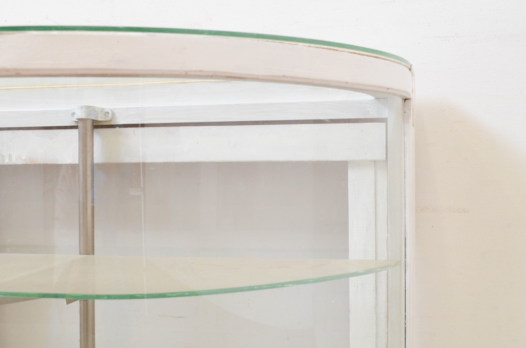 和製アンティーク　ゆらゆらガラス　ホワイトカラーがお洒落なRガラスのショーケース(コーナーガラスケース、ガラスケース、キャビネット、コレクションケース、飾り棚、陳列棚、店舗什器、曲げガラス)(R-069590)