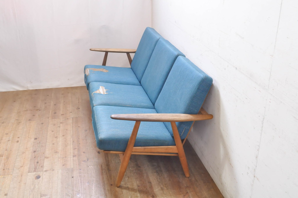 北欧家具　デンマークビンテージ　Hans J Wegner(ハンス・J・ウェグナー)　GETAMA(ゲタマ)　GE240　洗練された佇まいが目を引く3人掛けソファ(3P、三人掛け、アームソファ、トリプルソファ、3シーター、北欧、ヴィンテージ)(R-068268)