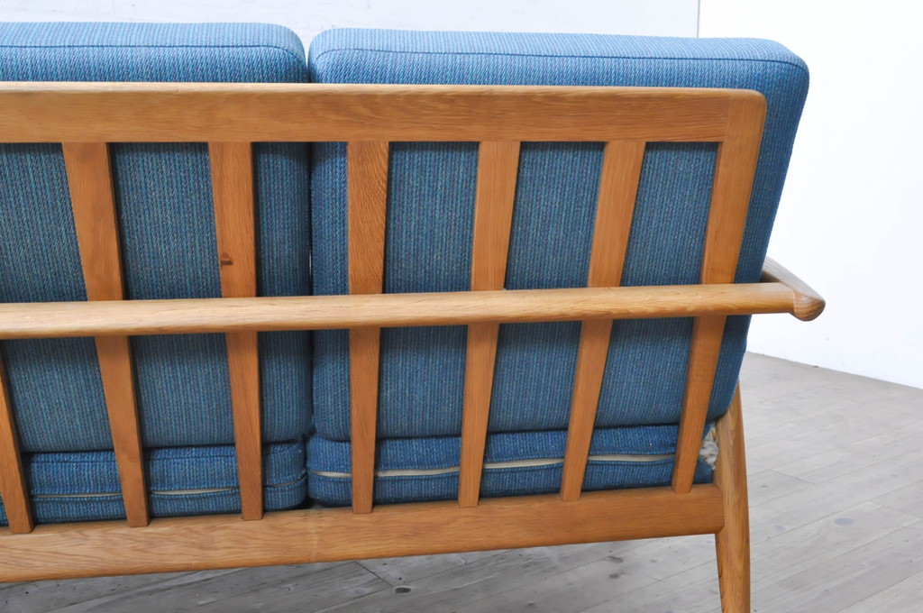 北欧家具　デンマークビンテージ　Hans J Wegner(ハンス・J・ウェグナー)　GETAMA(ゲタマ)　GE240　洗練された佇まいが目を引く3人掛けソファ(3P、三人掛け、アームソファ、トリプルソファ、3シーター、北欧、ヴィンテージ)(R-068268)
