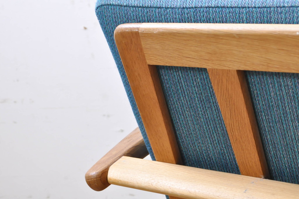 北欧家具　デンマークビンテージ　Hans J Wegner(ハンス・J・ウェグナー)　GETAMA(ゲタマ)　GE240　洗練された佇まいが目を引く3人掛けソファ(3P、三人掛け、アームソファ、トリプルソファ、3シーター、北欧、ヴィンテージ)(R-068268)
