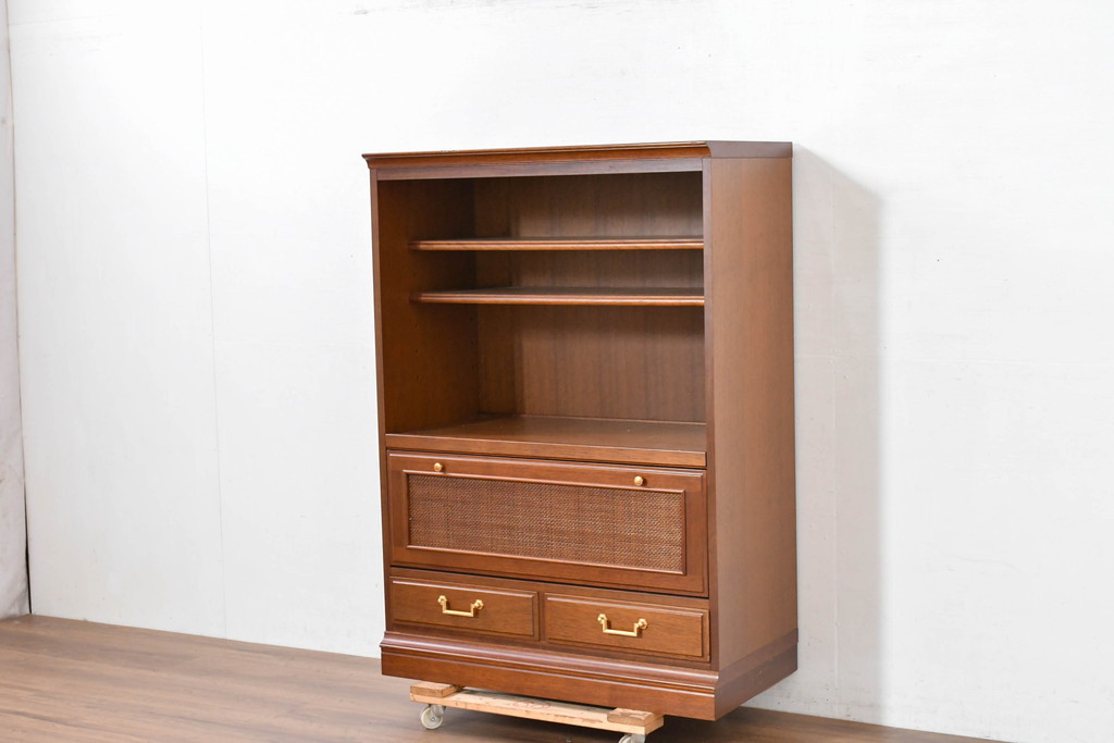中古　美品　希少な廃番品!!　maruni(マルニ木工)　地中海シリーズ　クラシカルな取っ手のデザインが目を引くラタン扉付きサイドキャビネット(引き出し2杯付き、収納棚、飾り棚、食器棚、カップボード)(R-084400)