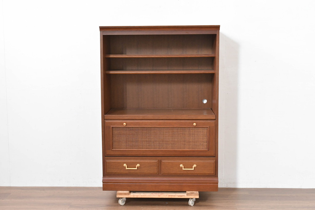 中古　美品　希少な廃番品!!　maruni(マルニ木工)　地中海シリーズ　クラシカルな取っ手のデザインが目を引くラタン扉付きサイドキャビネット(引き出し2杯付き、収納棚、飾り棚、食器棚、カップボード)(R-084400)