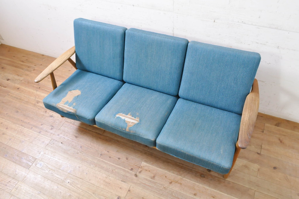 北欧家具　デンマークビンテージ　Hans J Wegner(ハンス・J・ウェグナー)　GETAMA(ゲタマ)　GE240　洗練された佇まいが目を引く3人掛けソファ(3P、三人掛け、アームソファ、トリプルソファ、3シーター、北欧、ヴィンテージ)(R-068268)
