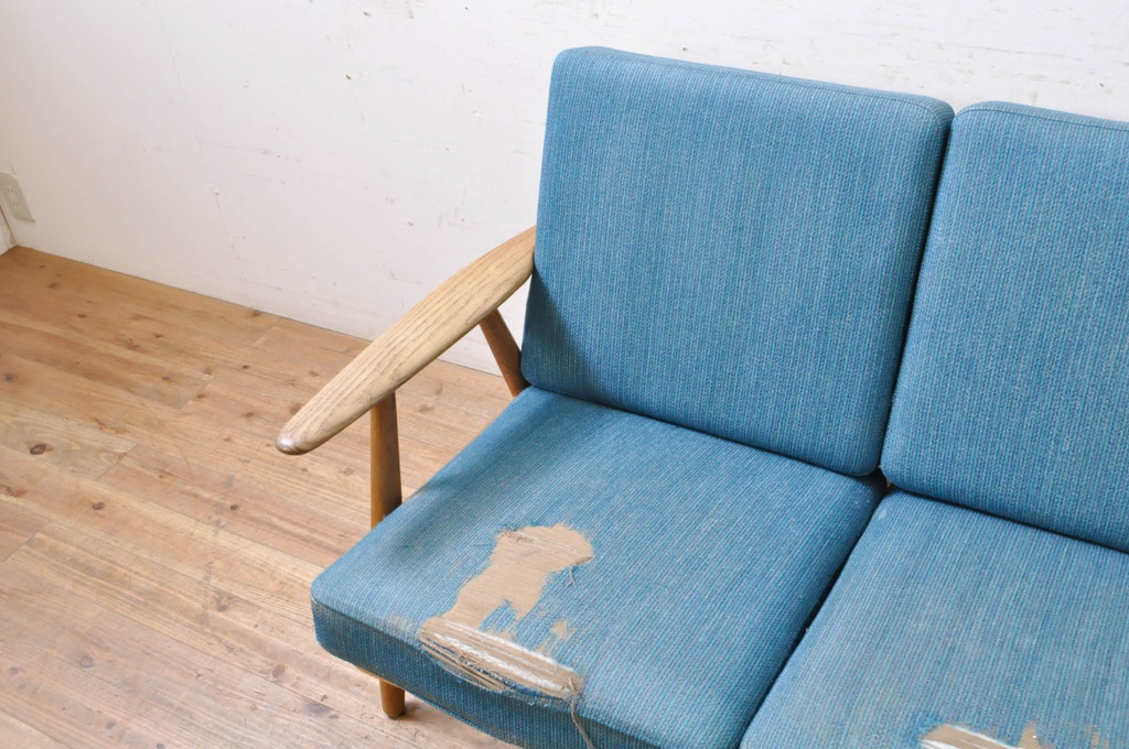 北欧家具　デンマークビンテージ　Hans J Wegner(ハンス・J・ウェグナー)　GETAMA(ゲタマ)　GE240　洗練された佇まいが目を引く3人掛けソファ(3P、三人掛け、アームソファ、トリプルソファ、3シーター、北欧、ヴィンテージ)(R-068268)