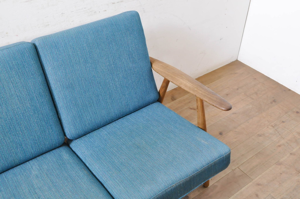 北欧家具　デンマークビンテージ　Hans J Wegner(ハンス・J・ウェグナー)　GETAMA(ゲタマ)　GE240　洗練された佇まいが目を引く3人掛けソファ(3P、三人掛け、アームソファ、トリプルソファ、3シーター、北欧、ヴィンテージ)(R-068268)