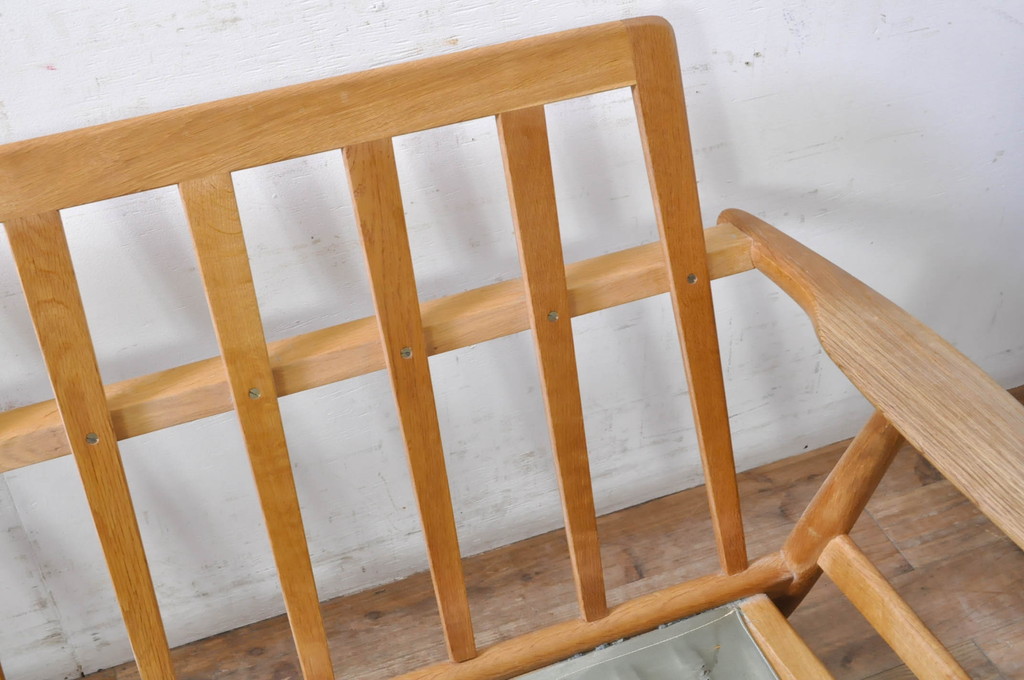 北欧家具　デンマークビンテージ　Hans J Wegner(ハンス・J・ウェグナー)　GETAMA(ゲタマ)　GE240　洗練された佇まいが目を引く3人掛けソファ(3P、三人掛け、アームソファ、トリプルソファ、3シーター、北欧、ヴィンテージ)(R-068268)