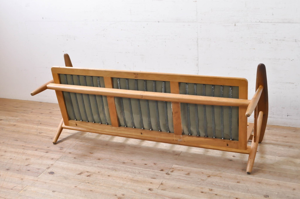 北欧家具　デンマークビンテージ　Hans J Wegner(ハンス・J・ウェグナー)　GETAMA(ゲタマ)　GE240　洗練された佇まいが目を引く3人掛けソファ(3P、三人掛け、アームソファ、トリプルソファ、3シーター、北欧、ヴィンテージ)(R-068268)