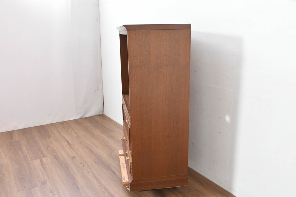中古　美品　希少な廃番品!!　maruni(マルニ木工)　地中海シリーズ　クラシカルな取っ手のデザインが目を引くラタン扉付きサイドキャビネット(引き出し2杯付き、収納棚、飾り棚、食器棚、カップボード)(R-084400)