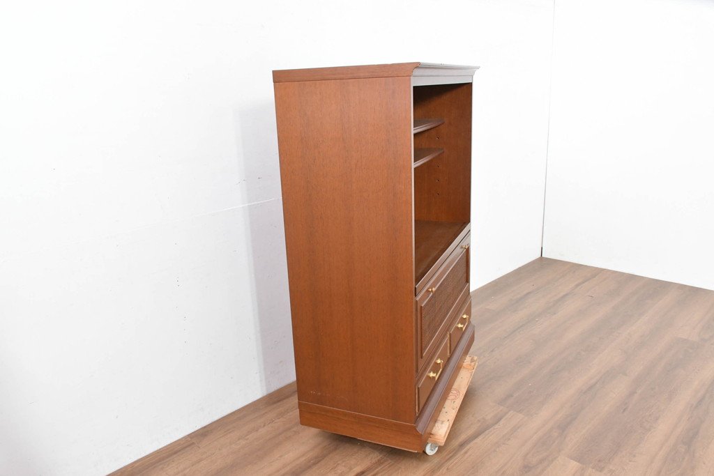 中古　美品　希少な廃番品!!　maruni(マルニ木工)　地中海シリーズ　クラシカルな取っ手のデザインが目を引くラタン扉付きサイドキャビネット(引き出し2杯付き、収納棚、飾り棚、食器棚、カップボード)(R-084400)