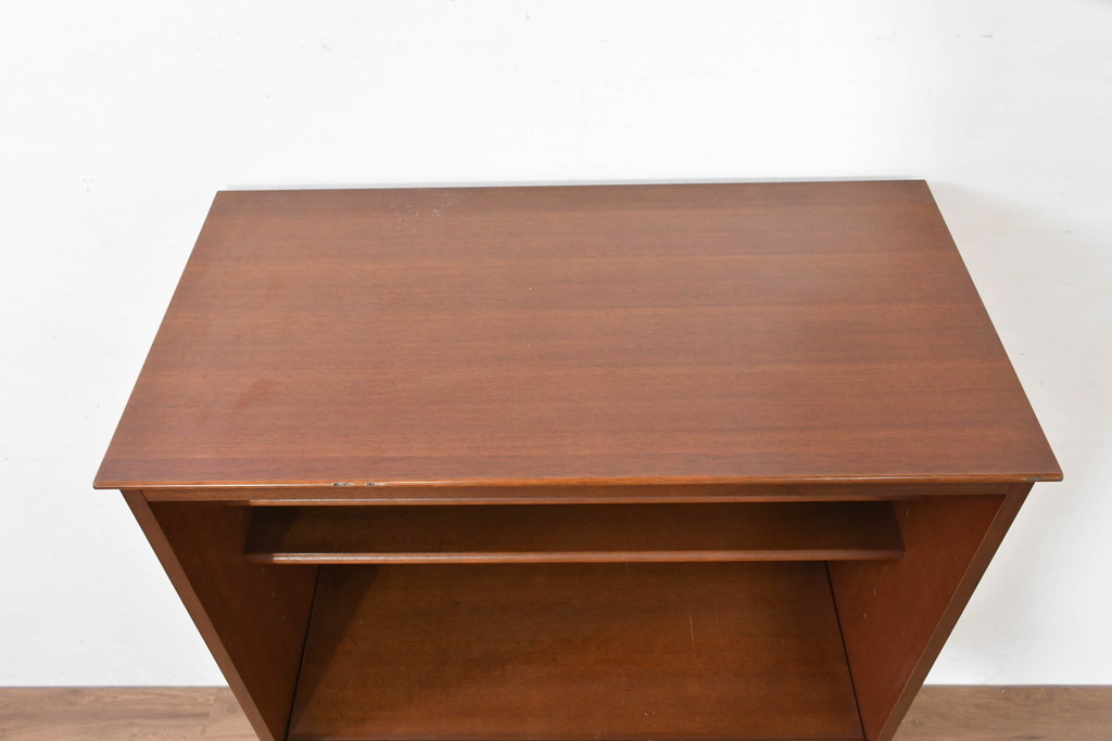 中古　美品　希少な廃番品!!　maruni(マルニ木工)　地中海シリーズ　クラシカルな取っ手のデザインが目を引くラタン扉付きサイドキャビネット(引き出し2杯付き、収納棚、飾り棚、食器棚、カップボード)(R-084400)