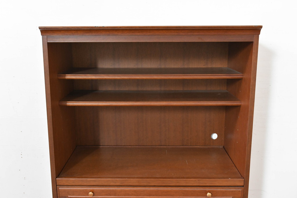 中古　美品　希少な廃番品!!　maruni(マルニ木工)　地中海シリーズ　クラシカルな取っ手のデザインが目を引くラタン扉付きサイドキャビネット(引き出し2杯付き、収納棚、飾り棚、食器棚、カップボード)(R-084400)