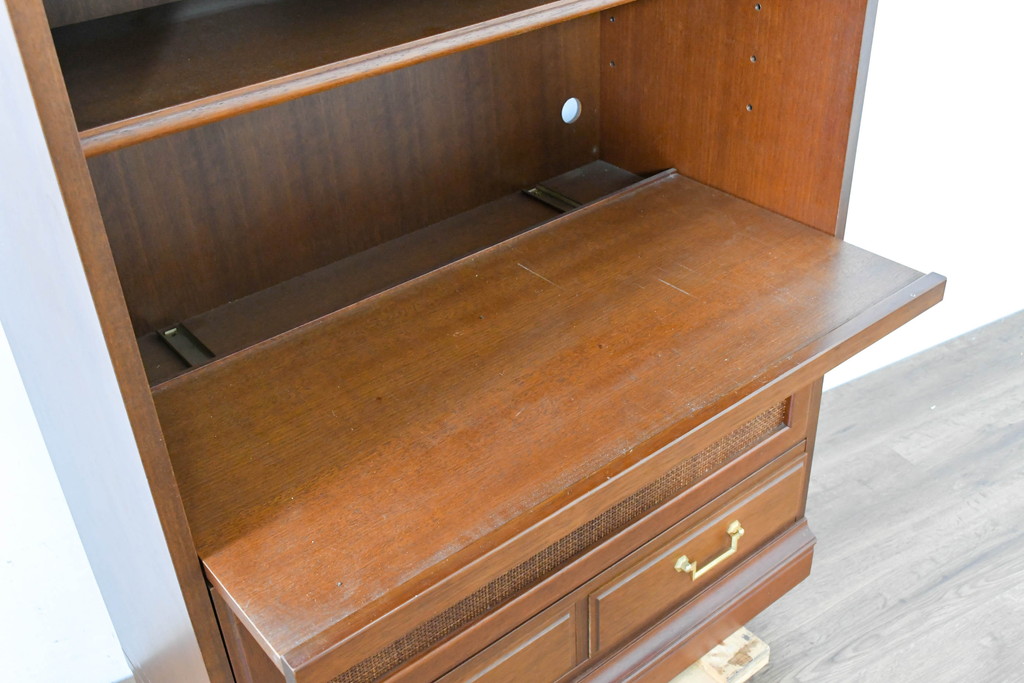 中古　美品　希少な廃番品!!　maruni(マルニ木工)　地中海シリーズ　クラシカルな取っ手のデザインが目を引くラタン扉付きサイドキャビネット(引き出し2杯付き、収納棚、飾り棚、食器棚、カップボード)(R-084400)