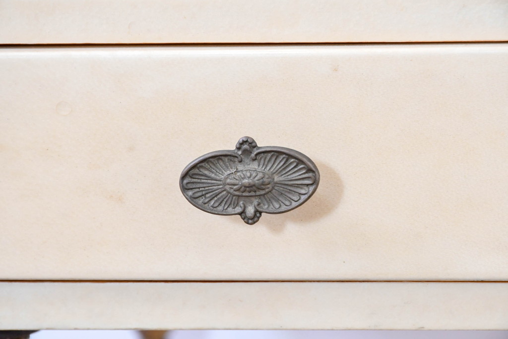 イタリアビンテージ　高級家具　アルド・トゥーラ(ALDO TURA)　優雅な縦ラインを強調する三層構造と繊細な装飾脚が魅力的なサイドキャビネット(コンソールテーブル、サイドテーブル、飾り棚、ヴィンテージ)(R-084416)