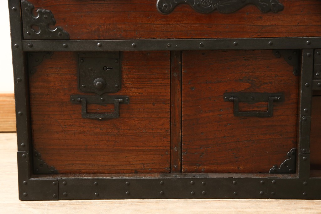 和製アンティーク　前面桐材　凝ったつくりの金具が目を引く船箪笥(引き出し、和タンス、小物収納、時代箪笥)(R-056300)