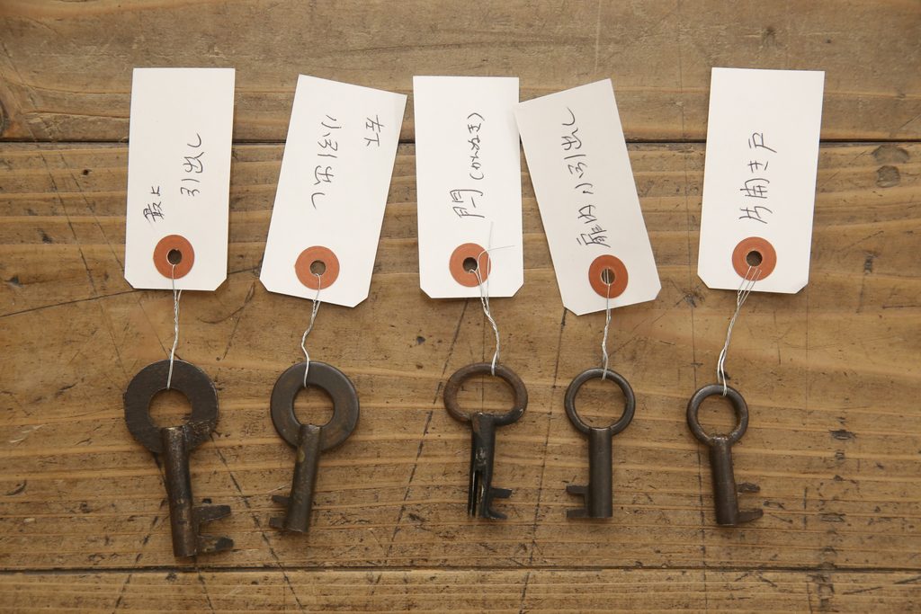 和製アンティーク　前面桐材　凝ったつくりの金具が目を引く船箪笥(帳箱、引き出し、和タンス、小物収納、時代箪笥)(R-056300)