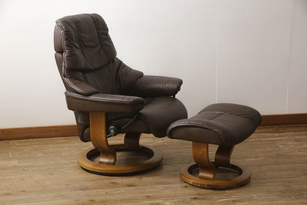 中古　美品　EKORNES(エコーネス)　本革　オットマン付き　ストレスレス レノ クラシック(M)(アームチェア、リクライニングチェア、椅子、一人掛けソファ、1Pソファ)(定価約37万9千円)(R-061288)