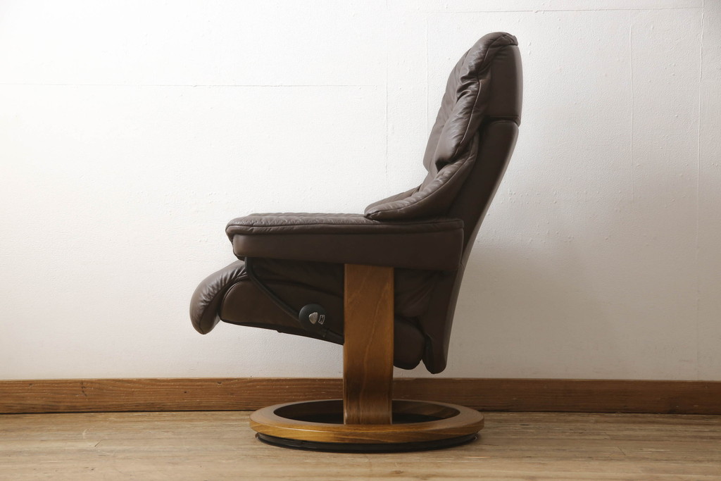 中古　美品　EKORNES(エコーネス)　本革　オットマン付き　ストレスレス レノ クラシック(M)(アームチェア、リクライニングチェア、椅子、一人掛けソファ、1Pソファ)(定価約37万9千円)(R-061288)