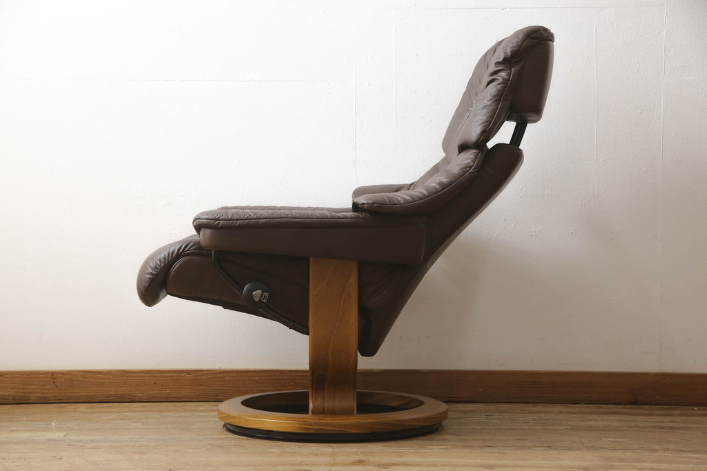 中古　美品　EKORNES(エコーネス)　本革　オットマン付き　ストレスレス レノ クラシック(M)(アームチェア、リクライニングチェア、椅子、一人掛けソファ、1Pソファ)(定価約37万9千円)(R-061288)