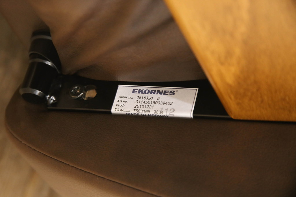 中古　美品　EKORNES(エコーネス)　本革　オットマン付き　ストレスレス レノ クラシック(M)(アームチェア、リクライニングチェア、椅子、一人掛けソファ、1Pソファ)(定価約37万9千円)(R-061288)