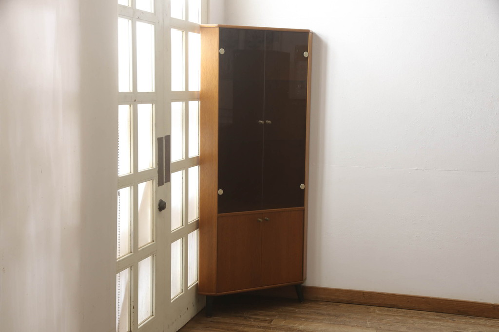 イギリスビンテージ　TURNIDGE OF LONDON(ターニッジオブロンドン)　チーク材　北欧スタイルのお部屋に取り入れたいコーナーキャビネット(飾り棚、戸棚、収納棚、ヴィンテージ)(R-059461)