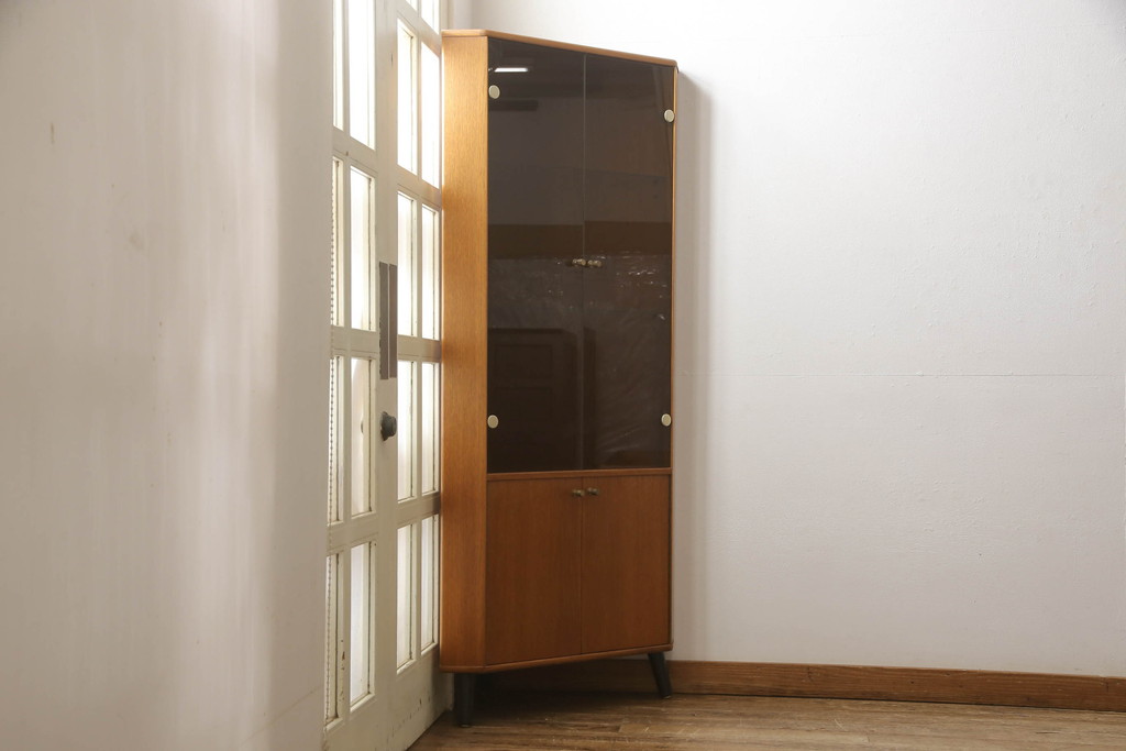 イギリスビンテージ　TURNIDGE OF LONDON(ターニッジオブロンドン)　チーク材　北欧スタイルのお部屋に取り入れたいコーナーキャビネット(飾り棚、戸棚、収納棚、ヴィンテージ)(R-059461)
