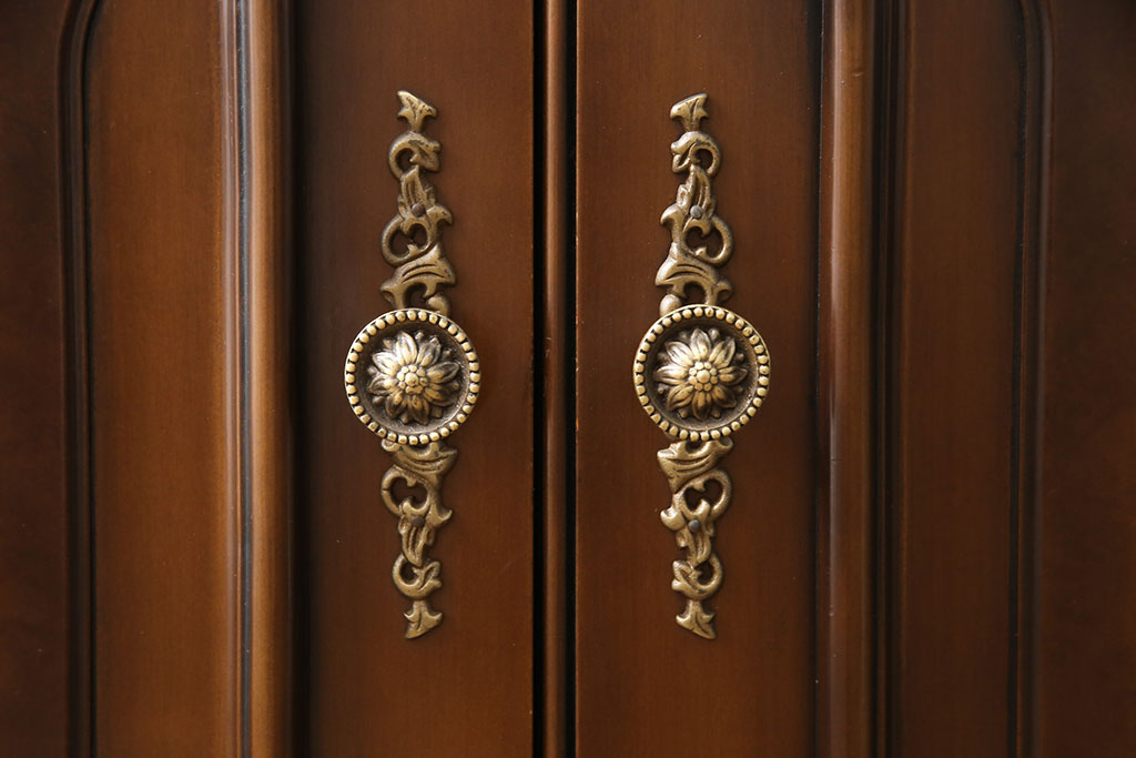中古　超美品　カリモク家具(karimoku)　domani(ドマーニ)　Louis(ルイ)XVシリーズ　隅々まで施された装飾が美しいサイドボード(定価約80万円)(戸棚、収納棚、キャビネット)(R-052384)