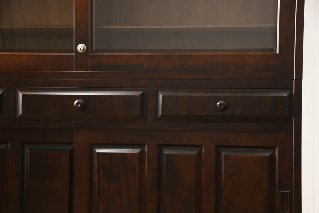 中古　北海道民芸家具　美しい木肌とシックな佇まいが魅力的な重ね戸棚(収納棚、戸棚、食器棚)(R-060305)