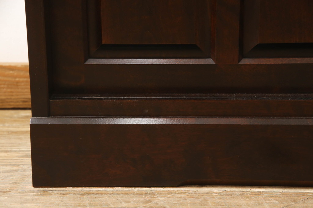 中古　北海道民芸家具　美しい木肌とシックな佇まいが魅力的な重ね戸棚(収納棚、戸棚、食器棚)(R-060305)