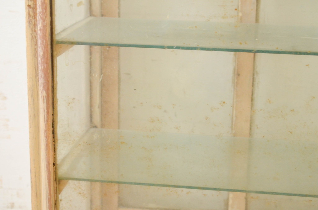 和製アンティーク　ペイント仕上げ限定　ノスタルジックな雰囲気を醸し出す古い薬屋の小振りな卓上ペイントガラスケース(ショーケース、飾り棚、陳列棚、収納棚)(R-069375)