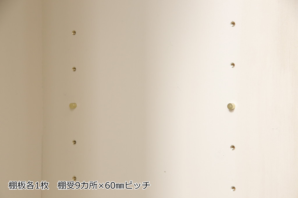 収納棚を新規製作!当店オーダー家具を参考に、ご希望サイズで製作。すりガラス入りの引き戸仕様で、背面はカウンター仕上げ。塗装はエイジング加工でアンティークホワイトにペイント。(戸棚、キャビネット、カウンター、サイドボード)