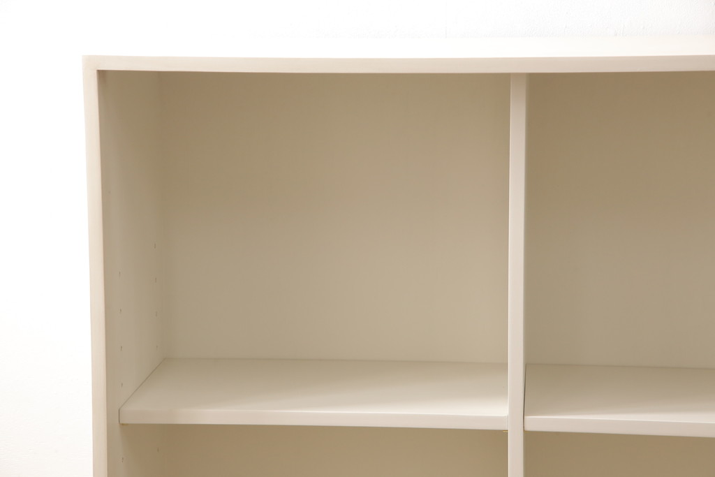 収納棚を新規製作!当店オーダー家具を参考に、ご希望サイズで製作。すりガラス入りの引き戸仕様で、背面はカウンター仕上げ。塗装はエイジング加工でアンティークホワイトにペイント。(戸棚、キャビネット、カウンター、サイドボード)