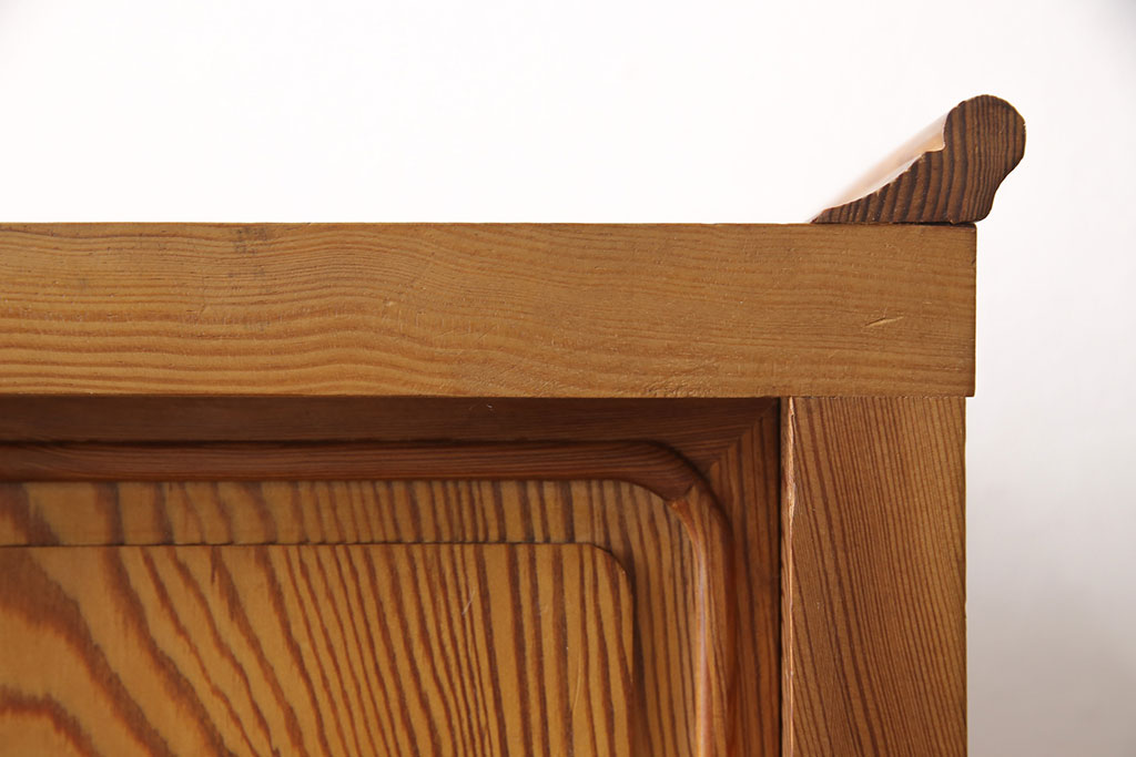 ビンテージ家具　未使用展示品　三方肥松(老松、アブラマツ)　珍しい材でつくられた、木目の美しさが目を引く茶棚(収納棚、茶箪笥、飾り棚、ヴィンテージ)(R-053560)