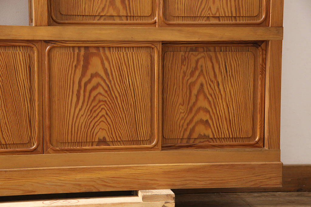 ビンテージ家具　未使用展示品　三方肥松(老松、アブラマツ)　珍しい材でつくられた、木目の美しさが目を引く茶棚(収納棚、茶箪笥、飾り棚、ヴィンテージ)(R-053560)