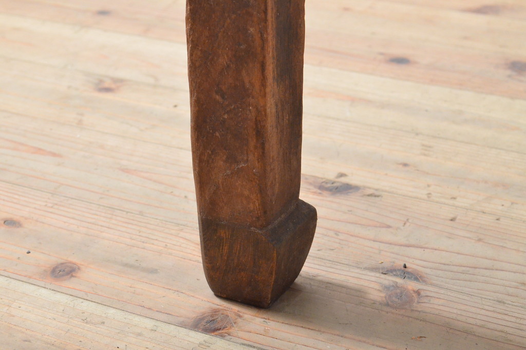 アンティーク　中国製　欅(ケヤキ)材　味のある佇まいが目を引くダイニングテーブル(2人掛け、食卓)(R-059007)