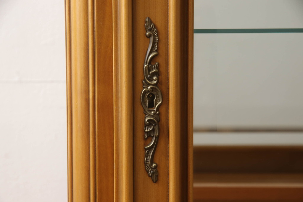 中古　フランス高級家具　MEUBLES HAY　品のある佇まいが美しいキャビネット(キュリオケース、戸棚、収納棚、飾り棚、ガラスケース)(R-063371)