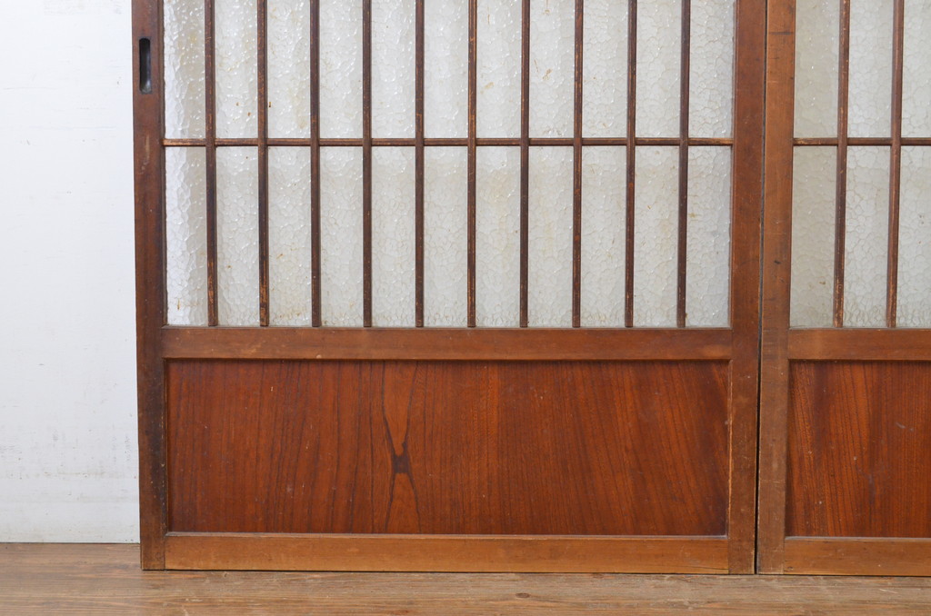 アンティーク建具　腰板欅(ケヤキ)材　プレスガラスが美しい格子ガラス戸2枚セット(格子戸、引き戸)(R-063707)