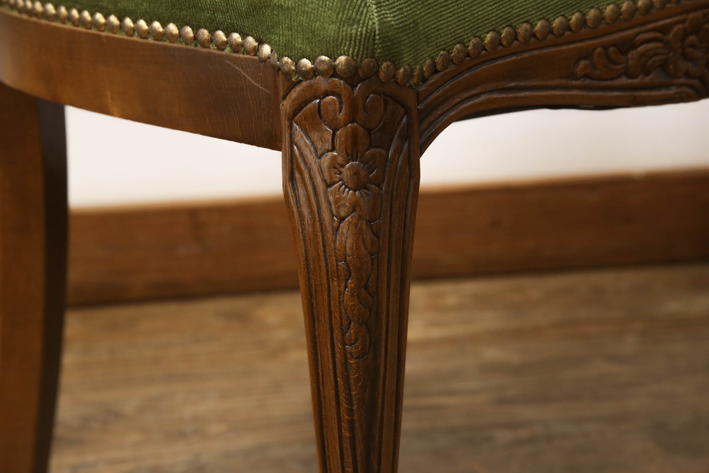 中古　イタリア高級輸入家具　彫刻入りのエレガントなチェア4脚セット(ダイニングチェア、椅子、イス)(R-057411)