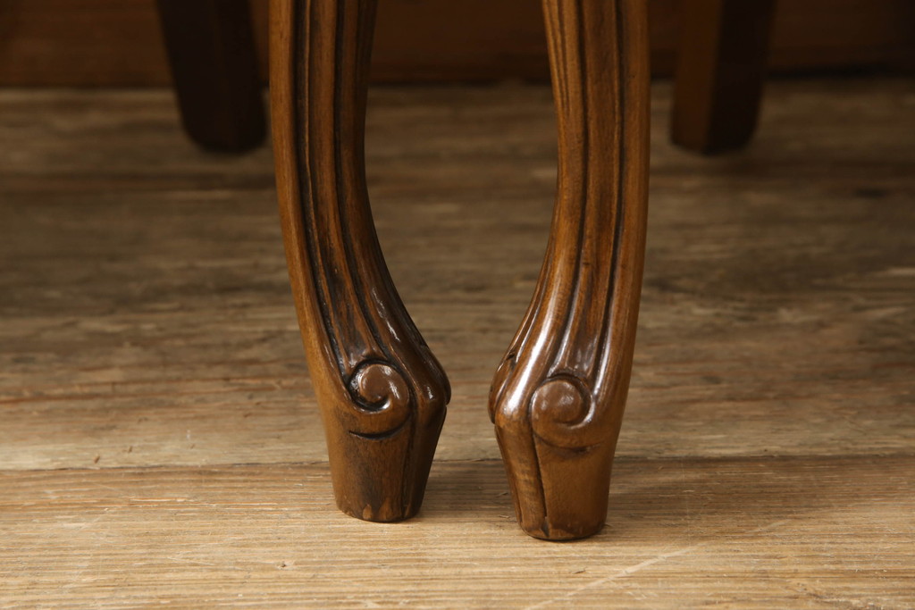 中古　イタリア高級輸入家具　彫刻入りのエレガントなチェア4脚セット(ダイニングチェア、椅子、イス)(R-057411)
